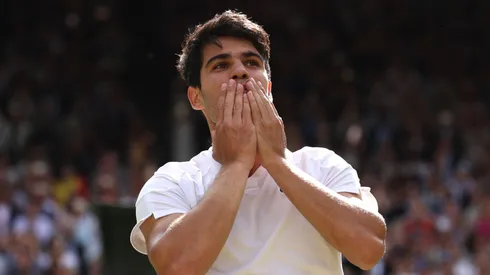 Carlos Alcaraz tras coronarse en Wimbledon 2024.