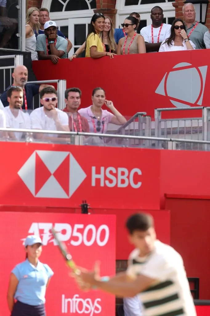 Emma Raducanu viendo a Carlos Alcaraz en Queen’s Club (Getty Images).