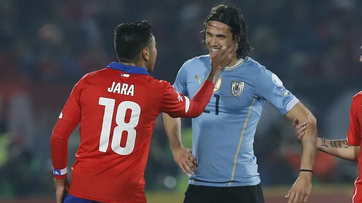 El jugador chileno Gonzalo Jara recuerda cruce con Cavani.