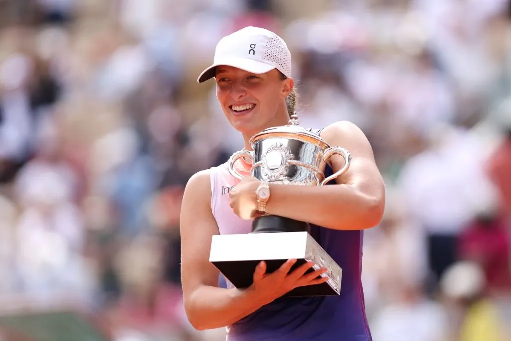 Iga Swiatek con el trofeo de Roland Garros 2024 (Getty Images).