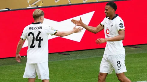 Daniel Svensson y Felix Nmecha celebran uno de los goles de Borussia Dortmund contra Mamelodi Sundowns en la fecha 2 del Mundial de Clubes.