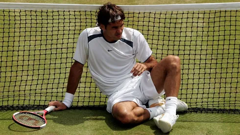Roger Federer se toma un inusual descanso en su partido contra Fernando González en Wimbledon 2005.