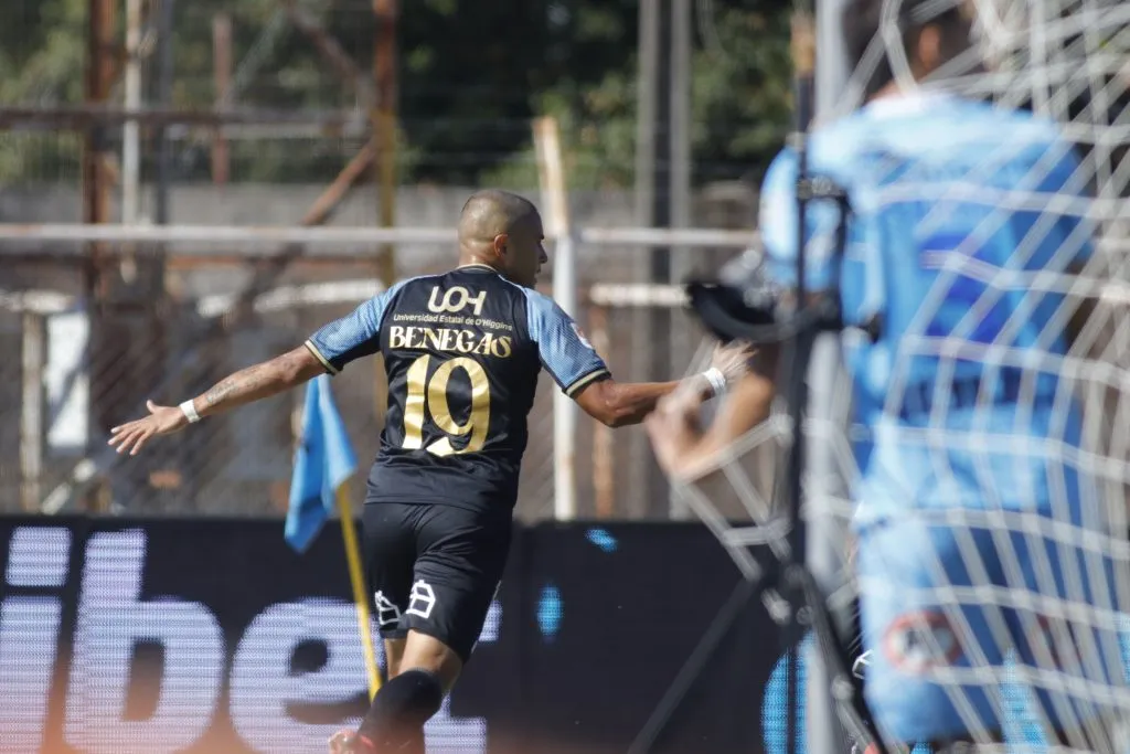 Así celebró Leandro Benegas su primer y único gol en O’Higgins. (Jorge Loyola/Photosport).
