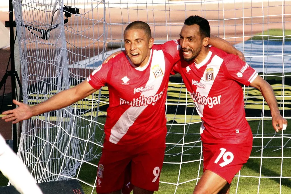 Leandro Benegas celebra junto a Ronald de la Fuente en Curicó Unido. (Edgard Cross-Buchanan/Photosport).