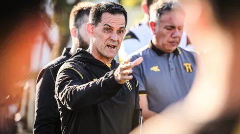 El recién asumido DT Víctor Bernay reordena a Guaraní.