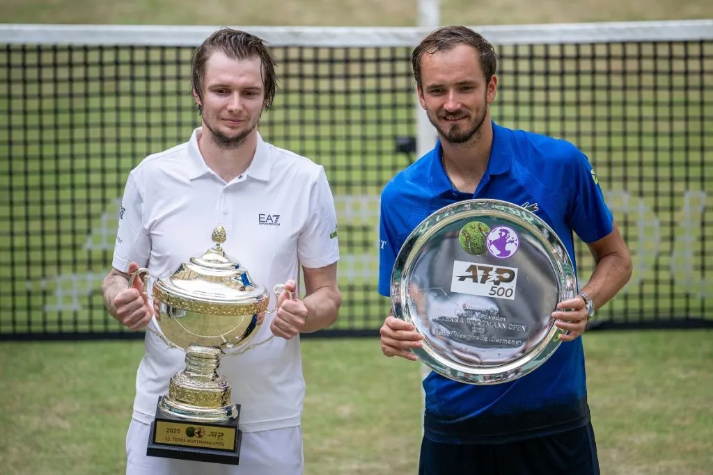 Alexander Bublik celebra con Daniil Medvedev su en el Halle Open 2025 (Getty Images).