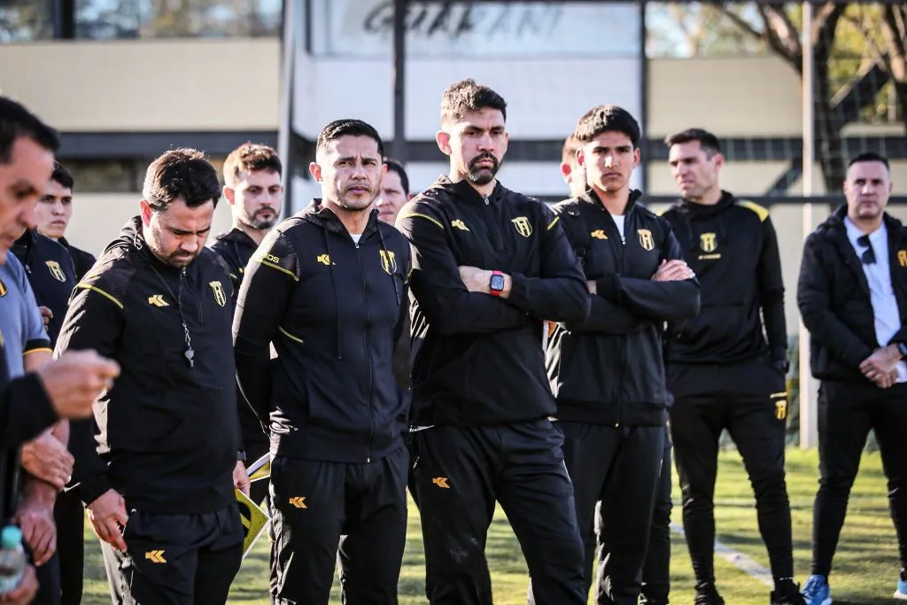 El nuevo cuerpo técnico de Guaraní tiene a U de Chile en la mira.