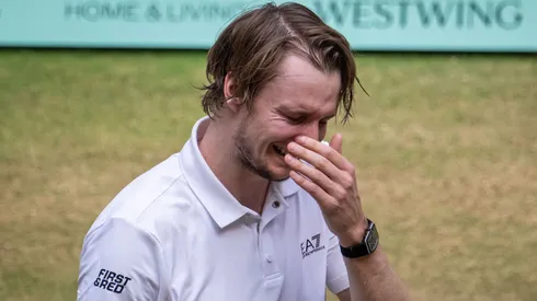 Alexander Bublik celebra su victoria en el Halle Open 2025
