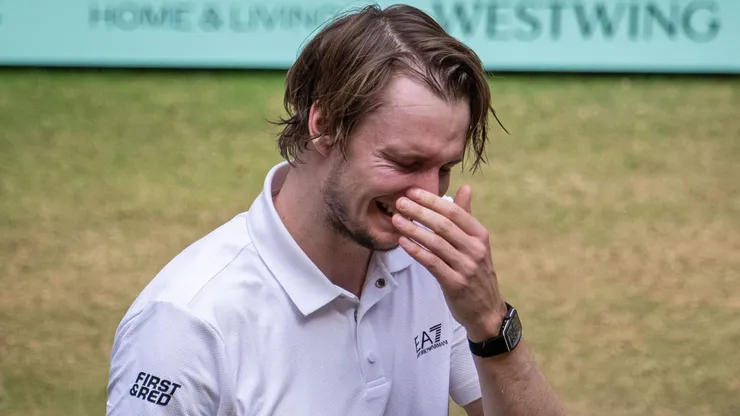 Alexander Bublik celebra su victoria en el Halle Open 2025