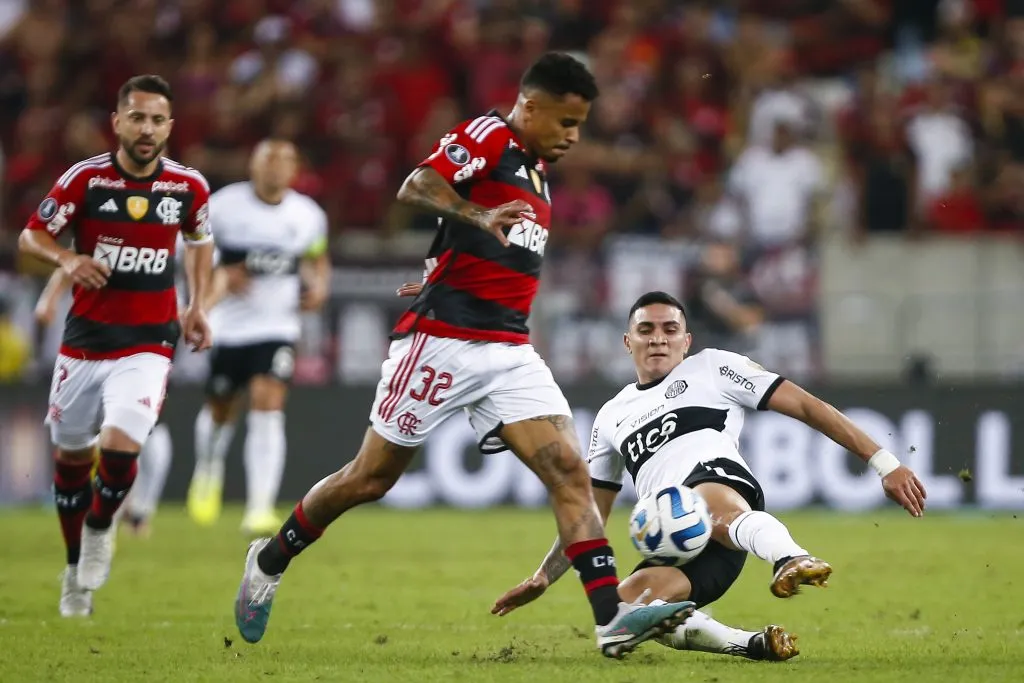 Hugo Fernández marca a Allan de Flamengo en la Copa Libertadores. (Wagner Meier/Getty Images).