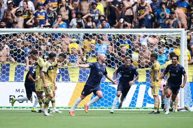 Christian Gray celebra el gol ante Boca Juniors. (Alex Grimm/Getty Images).