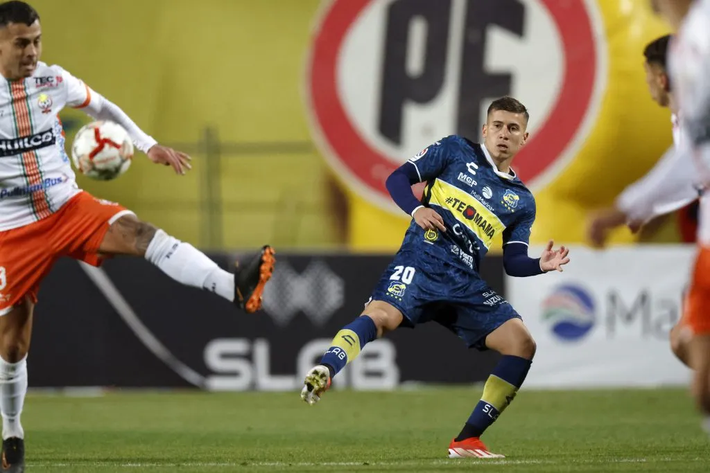 Felipe Villagrán en acción por Everton de Viña del Mar. (Andres Pina/Photosport).