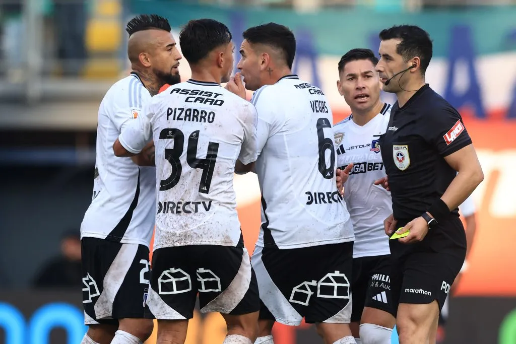 Vegas y Pizarro intentaron frenar sin éxito a Arturo Vidal. (Felipe Zanca/Photosport).