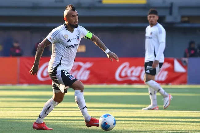 Arturo Vidal en acción ante Audax Italiano. (Jonnathan Oyarzun/Photosport).