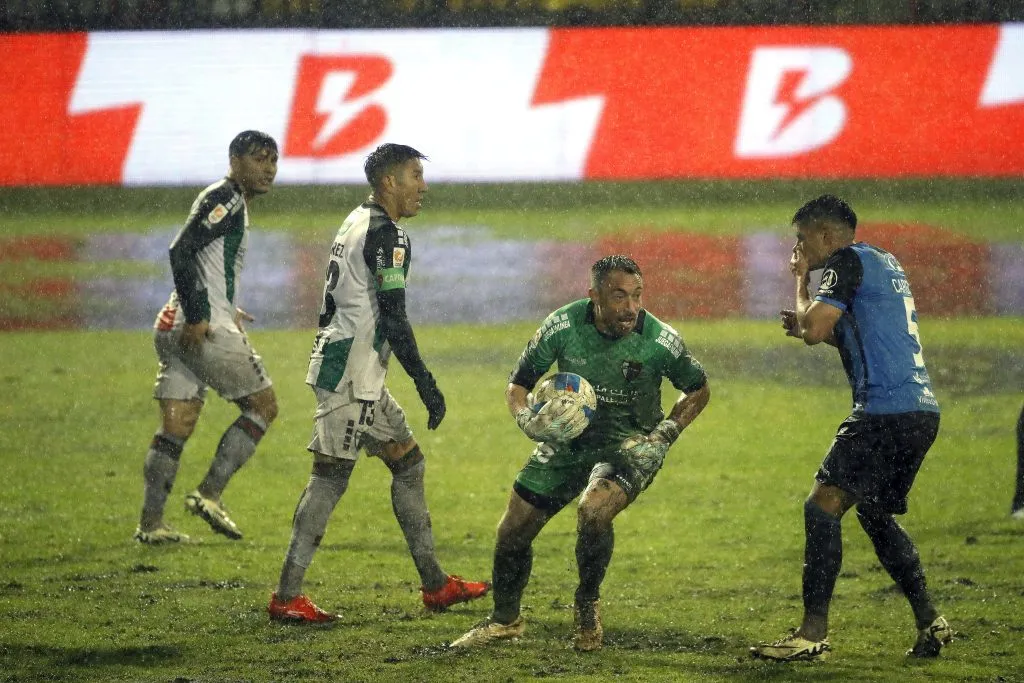 El partido se jugó bajo una lluvia torrencial en Talcahuano. Foto: Marco Vazquez/Photosport