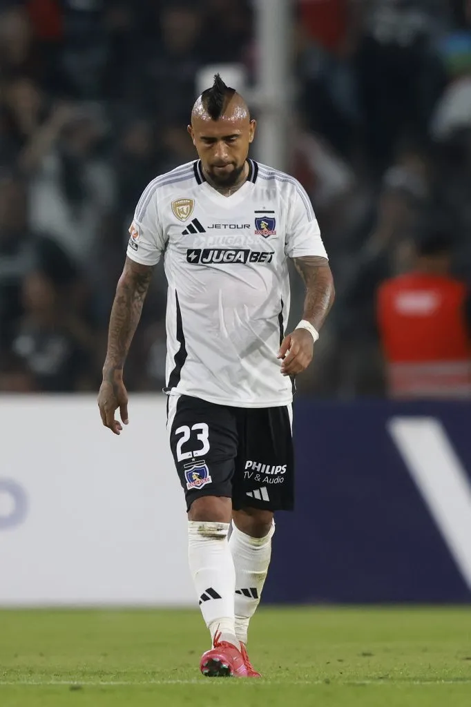 La torpe expulsión de Arturo Vidal le deja un problema enorme a Colo Colo para preparar los clásicos pendientes. Foto: Photosport.