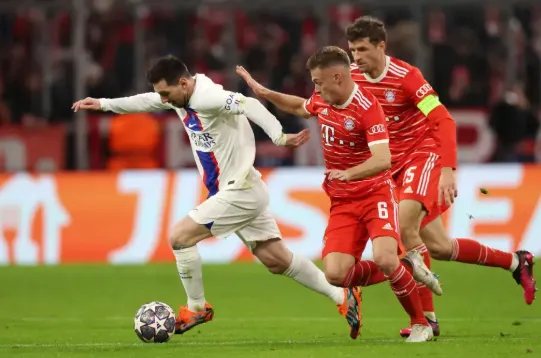 Lionel Messi jugando por el PSG contra Thomas Mueller en el Bayern Munich, UEFA Champions League, marzo 2023, Alemania – Getty