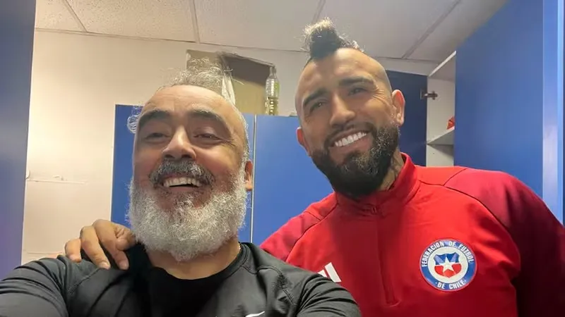 Juan Ramírez lleva durante años trabajando como el PF personal de Arturo Vidal. Hoy con el King en Colo Colo sigue realizando esa labor. | Foto: Archivo.