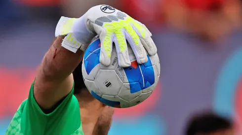 El fútbol chileno podría tener una resta puntos por la Ley Almirón.