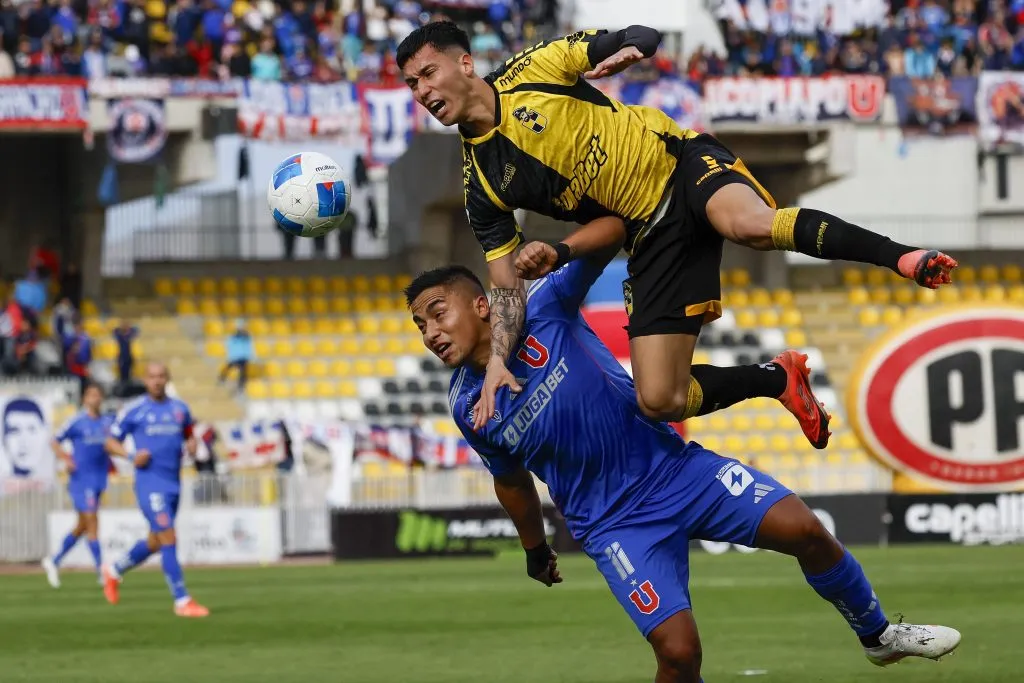 Bruno Cabrera ante Nicolás Guerra de la Universidad de Chile. (Andres Pina/Photosport).