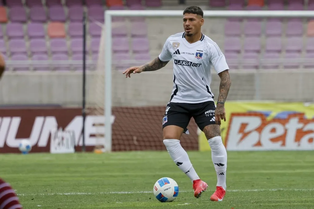 Los representantes de Alan Saldivia buscarían la salida del defensor de Colo Colo. (Foto: Andres Pina/Photosport)