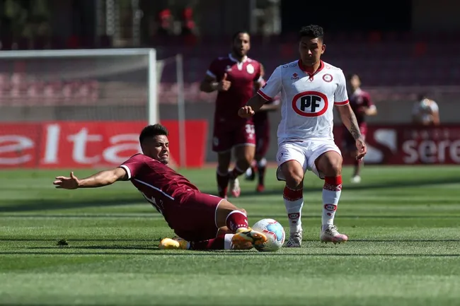 Gerónimo Poblete marca a Jeisson Vargas, que podría ser su compañero en La Serena. ¿Volverá? (Hernan Contreras / Photosport)