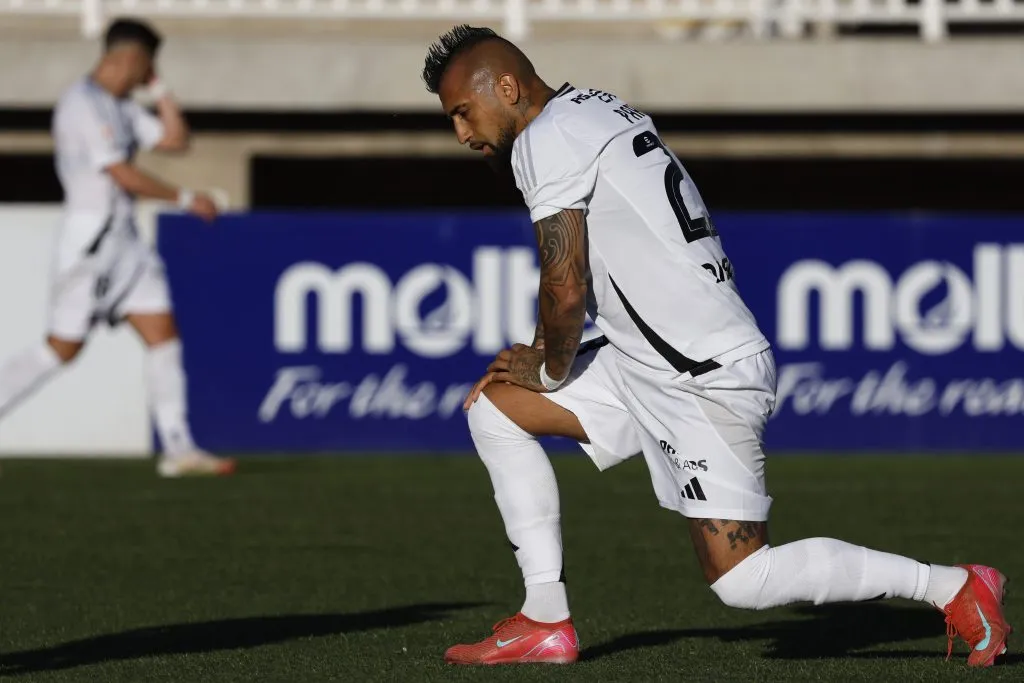 En Ecuador le bajaron el pulgar a Arturo Vidal por sus avanzados 38 años. Con esto, el volante sigue siendo jugador de Colo Colo. | Foto: Photosport.