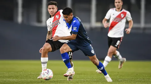 Este volante argentino-chileno aguanta la marca de Enzo Fernández en un partido entre River Plate y Vélez Sarsfield.