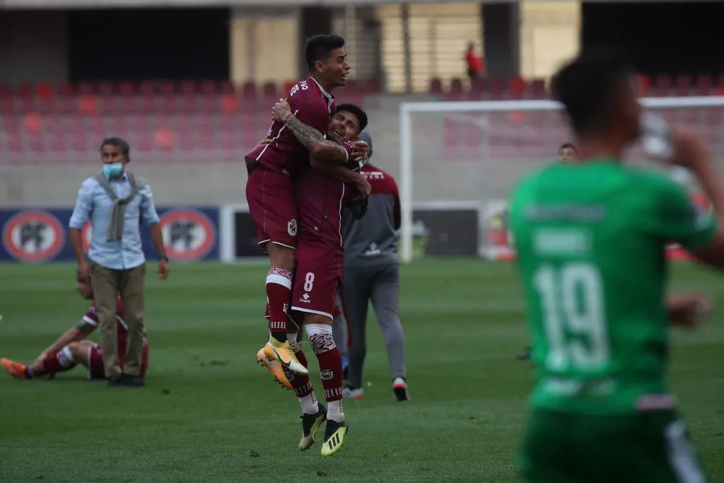 Gerónimo Poblete festeja la salvación junto a Sebastián Leyton. (Hernan Contreras / Photosport).