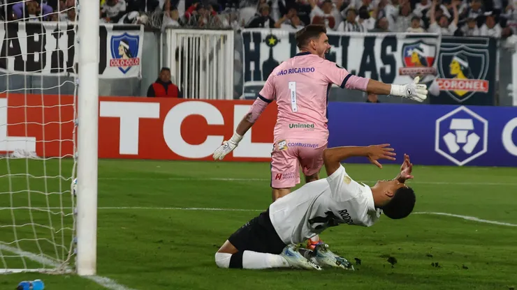 A Salomón Rodríguez le quedó gigante la camiseta de Colo Colo.