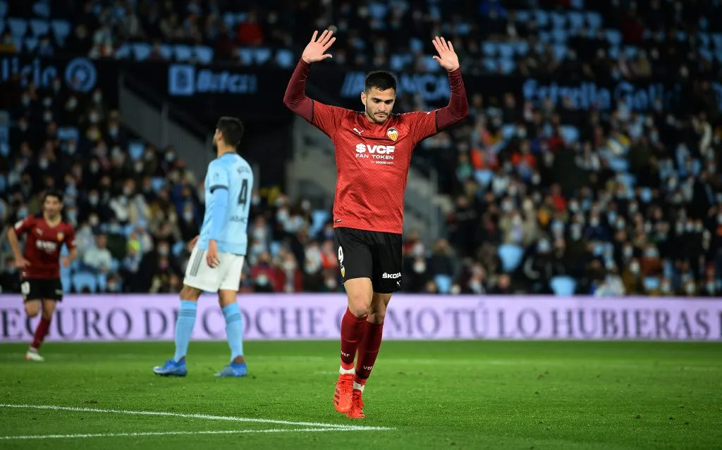Maxi Gómez festeja un gol con el Valencia y le pide perdón al Celta de Vigo, donde anotó 31 goles en 75 partidos. (Octavio Passos/Getty Images)