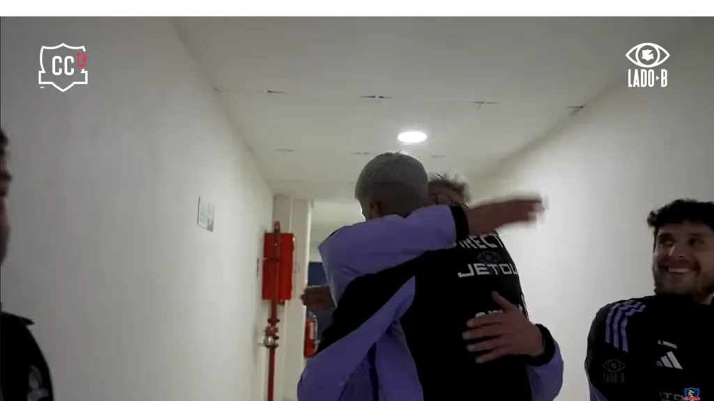 El abrazo entre Cortés y Morón. (Captura Lado B | Colo Colo).