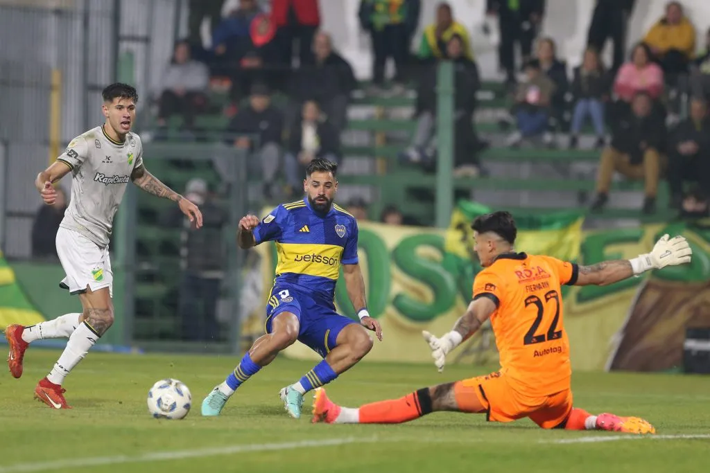 Cristopher Fiermarín ante Boca Juniors cuando jugó por Defensa y Justicia. (Daniel Jayo/Getty Images).