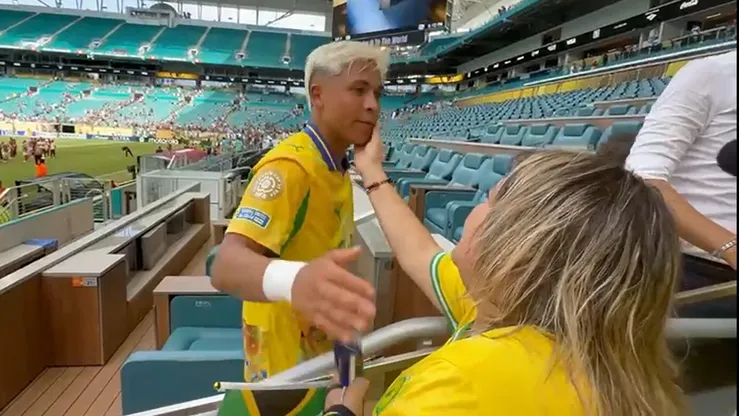 Marcelo Allende junto a su mamá Cecilia tras el partido del Mamelodi en Miami