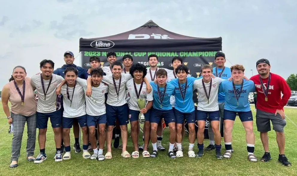 Claudio Muñoz junto a jóvenes con los que trabaja en su academia