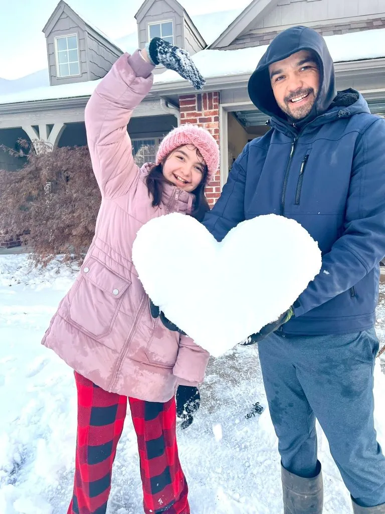 Muñoz junto a su hija Sofía en la fría ciudad de Tulsa