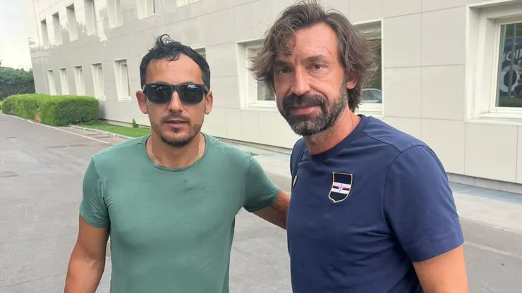 Elvis Aliaga junto a Andrea Pirlo durante su paso por Italia.