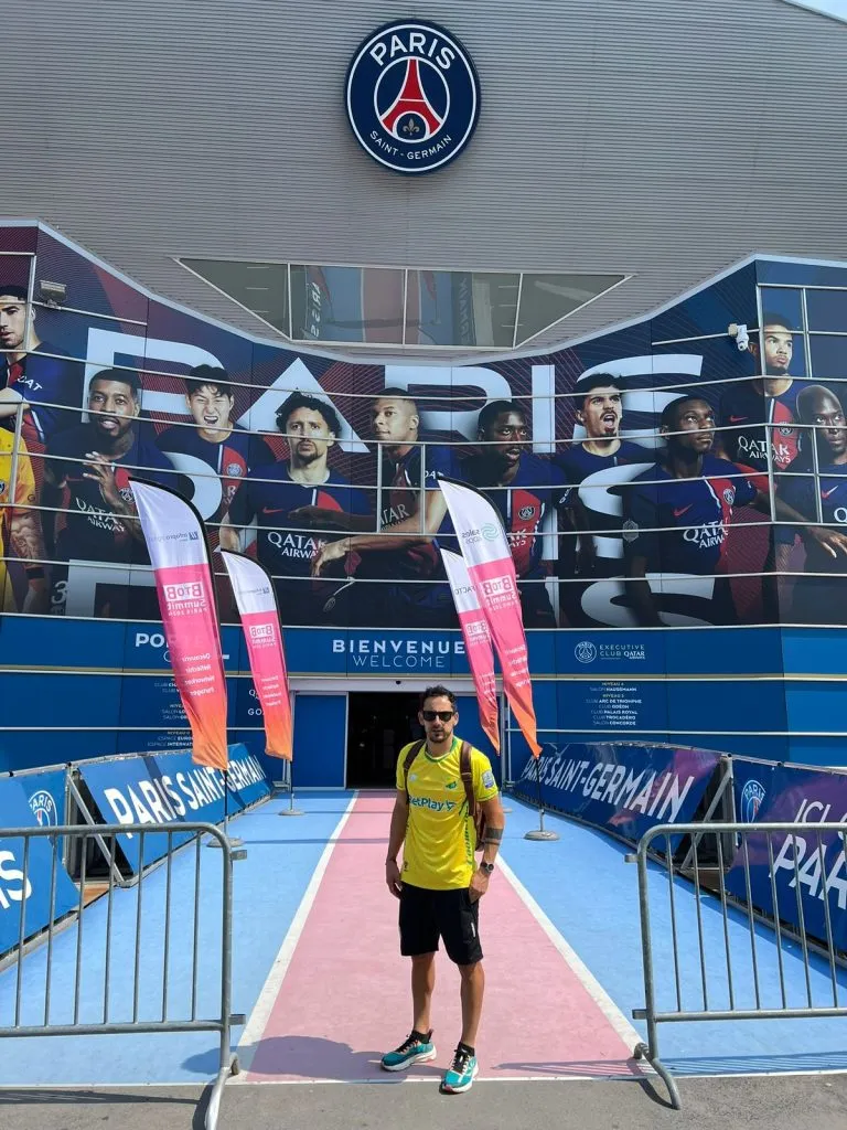 Elvis Aliaga durante su paso por el PSG francés (Cedida)