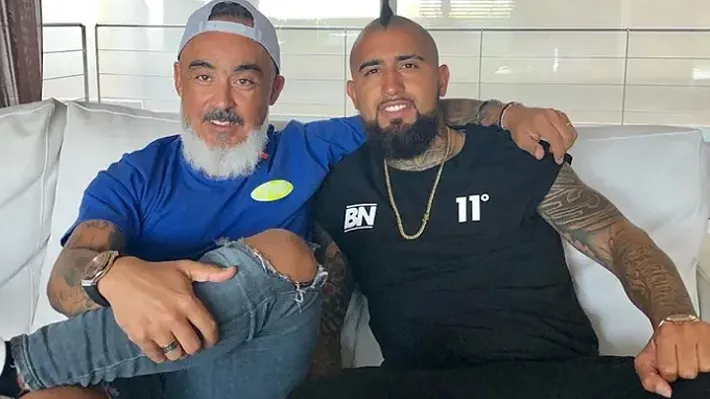 Juan Ramírez junto a Arturo Vidal.