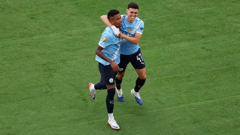 Savinho y Phil Foden celebran con alegría uno de los tantos en la goleada 5-2 ante Juventus.