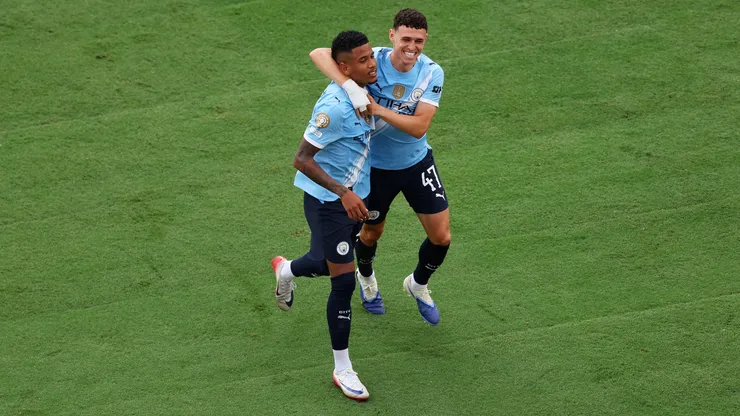 Savinho y Phil Foden celebran con alegría uno de los tantos en la goleada 5-2 ante Juventus.