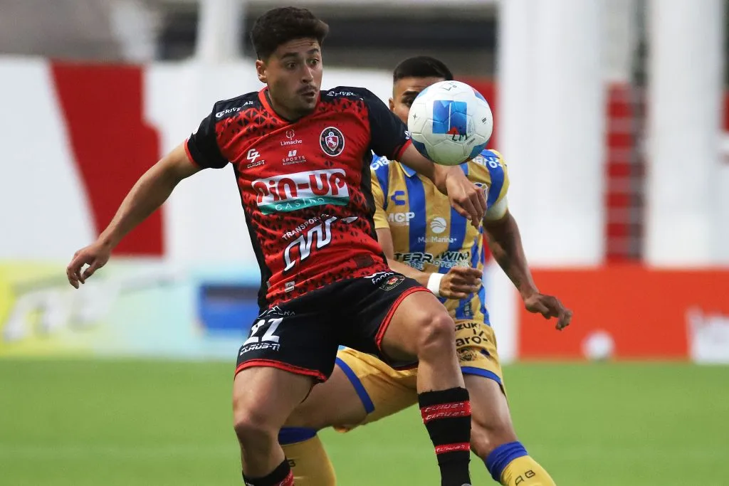 Futbol, Everton vs Deportes Limache
Fecha 1, Liga de Primera 2025.
El jugador de Deportes Limache, Gonzalo Alvarez   izquierda, disputa el balon con  Allan Medina de Everton, durante el partido de primera division, disputado en el estadio Nicolas Chahuan de La Calera, Chile.
16/02/2025
Alejandro Astorga/Photosport

Football, Everton vs Deportes Limache
1st turn, 2025 National Championship.
Deportes Limache player, Gonzalo Alvarez , left , vies for the ball against Allan Medina of Everton during the first division at the Nicolas Chahuan stadium in La Calera, Chile.
16/02/2025
Alejandro Astorga/Photosport