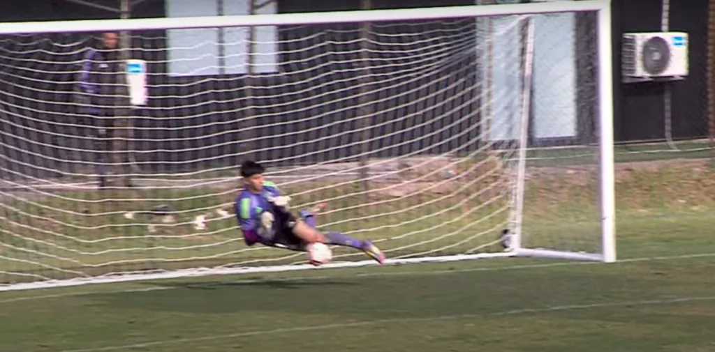 Gabriel Maureira y uno de los dos penales que tapó ante la U de Chile. (Captura YouTube Colo Colo).
