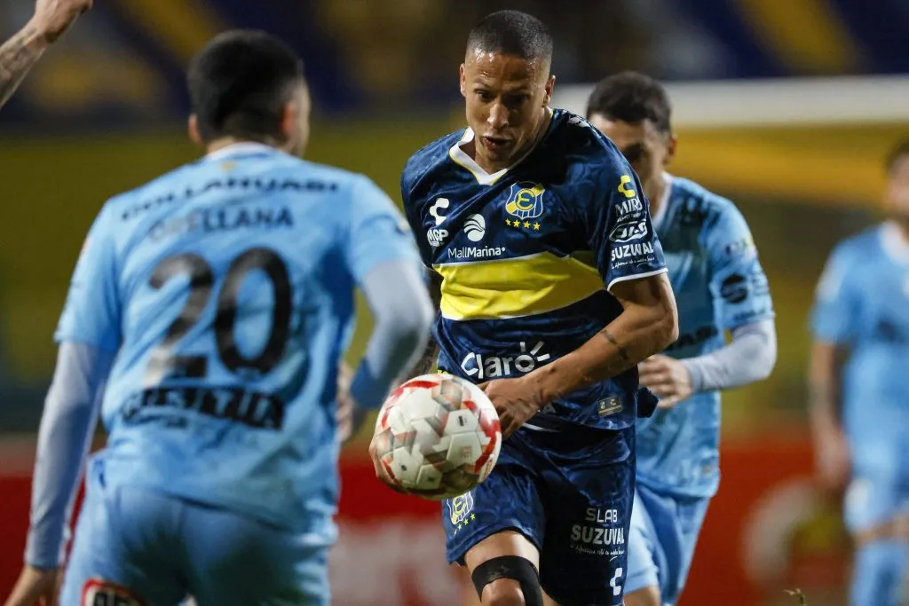 Kevin Méndez en acción por los Ruleteros. (Andres Pina/Photopsort).