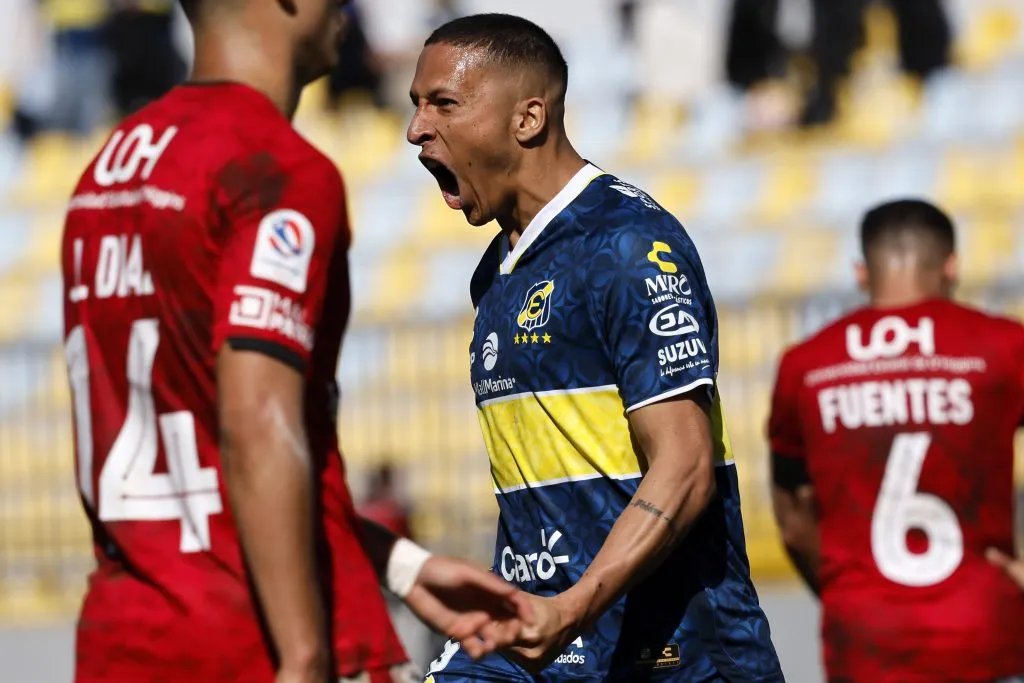 Kevin Méndez celebra un gol ante O’Higgins, la única conquista que anotó en Everton. (Andres Pina/Photopsort).