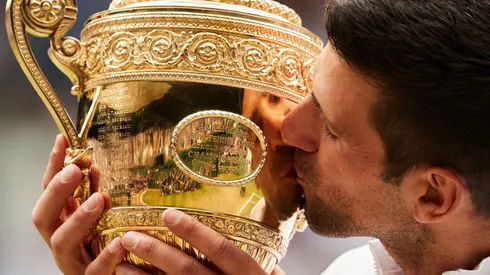 Novak Djokovic con el trofeo de Wimbledon 2021.