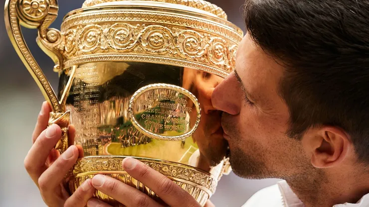 Novak Djokovic con el trofeo de Wimbledon 2021.
