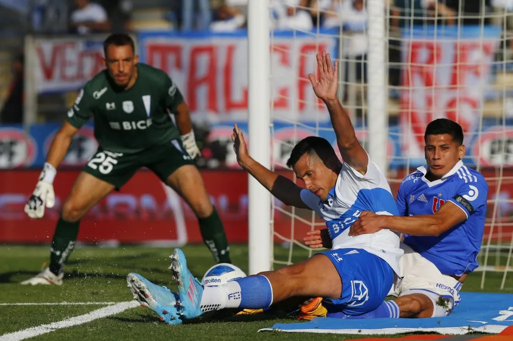 Nehuén Paz en uno de los 13 partidos que jugó para la UC. (Marcelo Hernandez/Photosport).