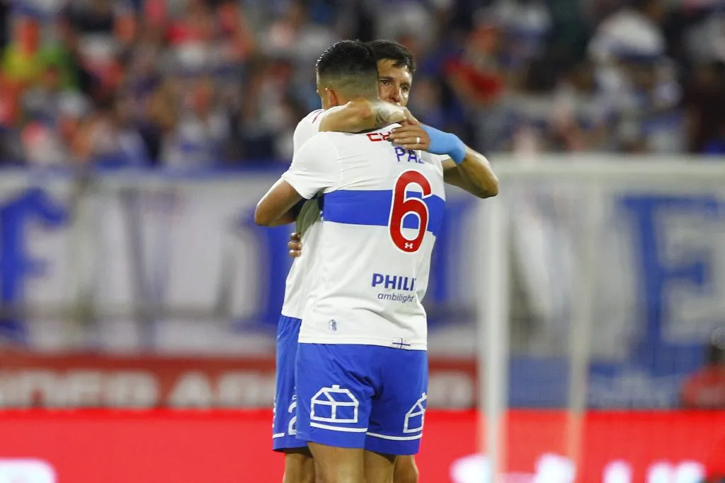 Nehuén Paz celebra una victoria en el Clásico Universitario junto a Poncho Parot. (Felipe Zanca/Photosport).