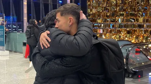 Este extremo de 21 años viajó rumbo a su nuevo destino futbolero.